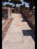 07370 ostia - regio iv - insula iii - domus delle colonne (iv,iii,1) - raum (d) - hof - nymphaeum - suedostseite - bli ri nordosten - 06-2024.jpg